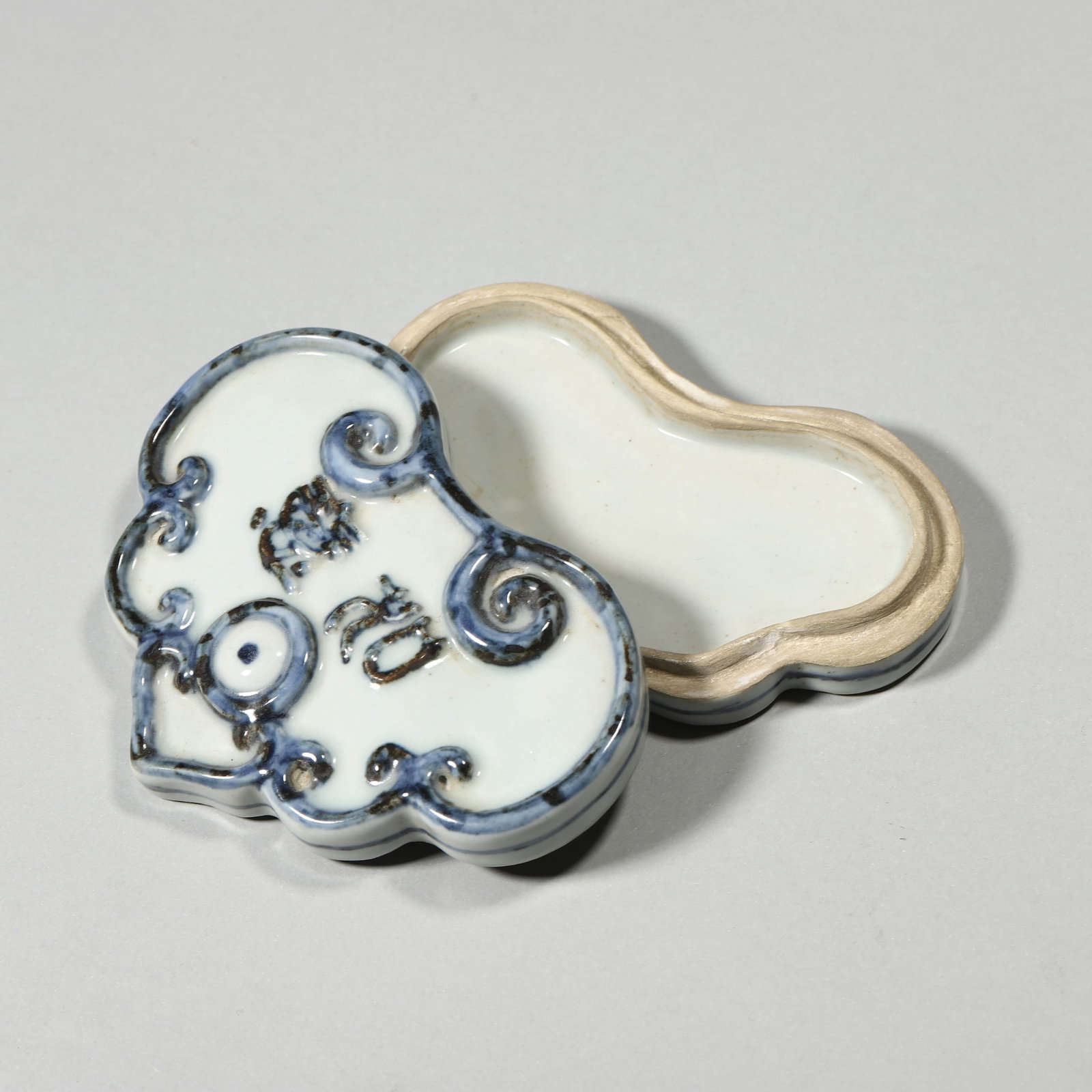 A BLUE AND WHITE RUYI-PATTERN BOX - 3