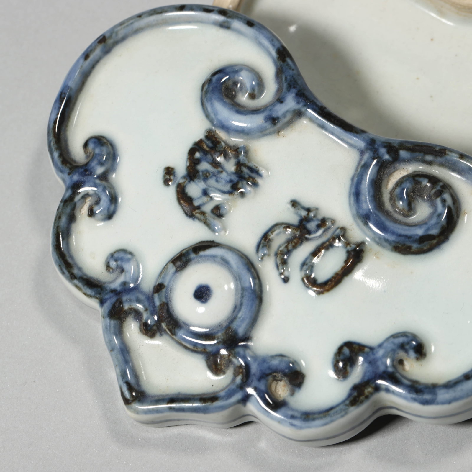 A BLUE AND WHITE RUYI-PATTERN BOX - 4