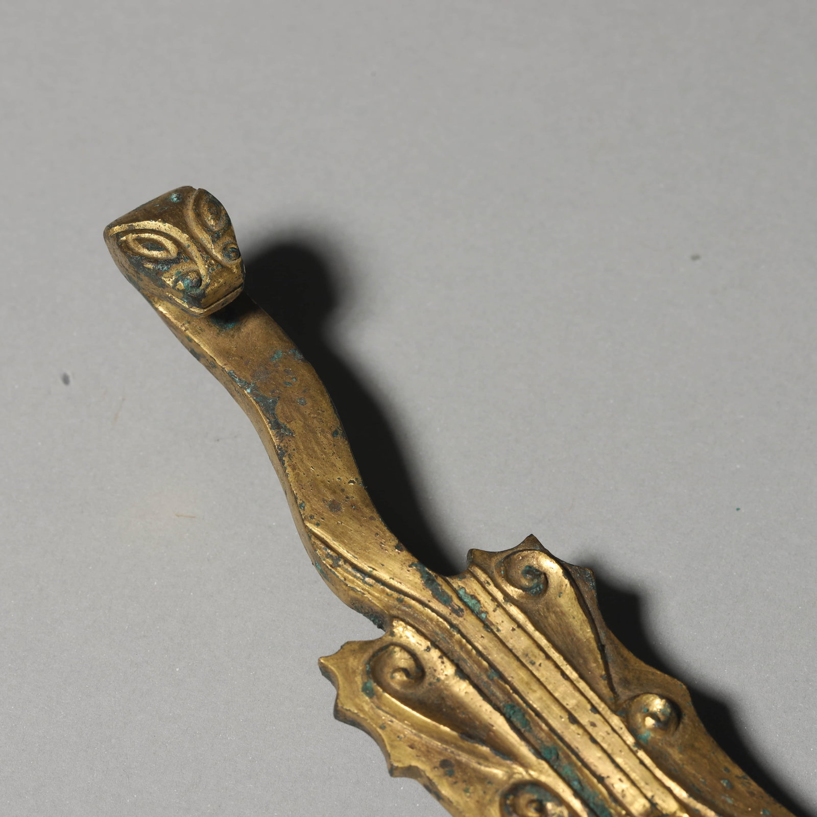 A GILT-BRONZE BELT HOOK. - 2