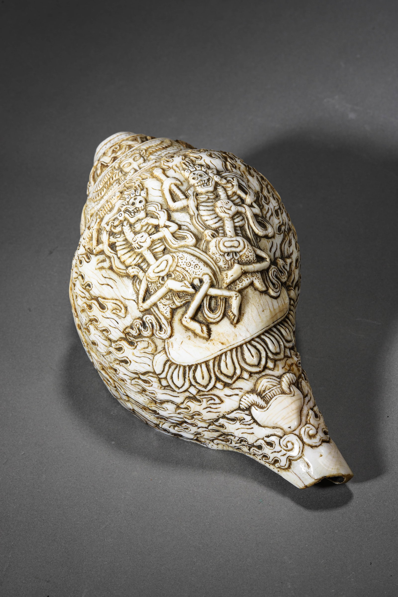 A RELIEF-CARVED CONCH SHELL - 3