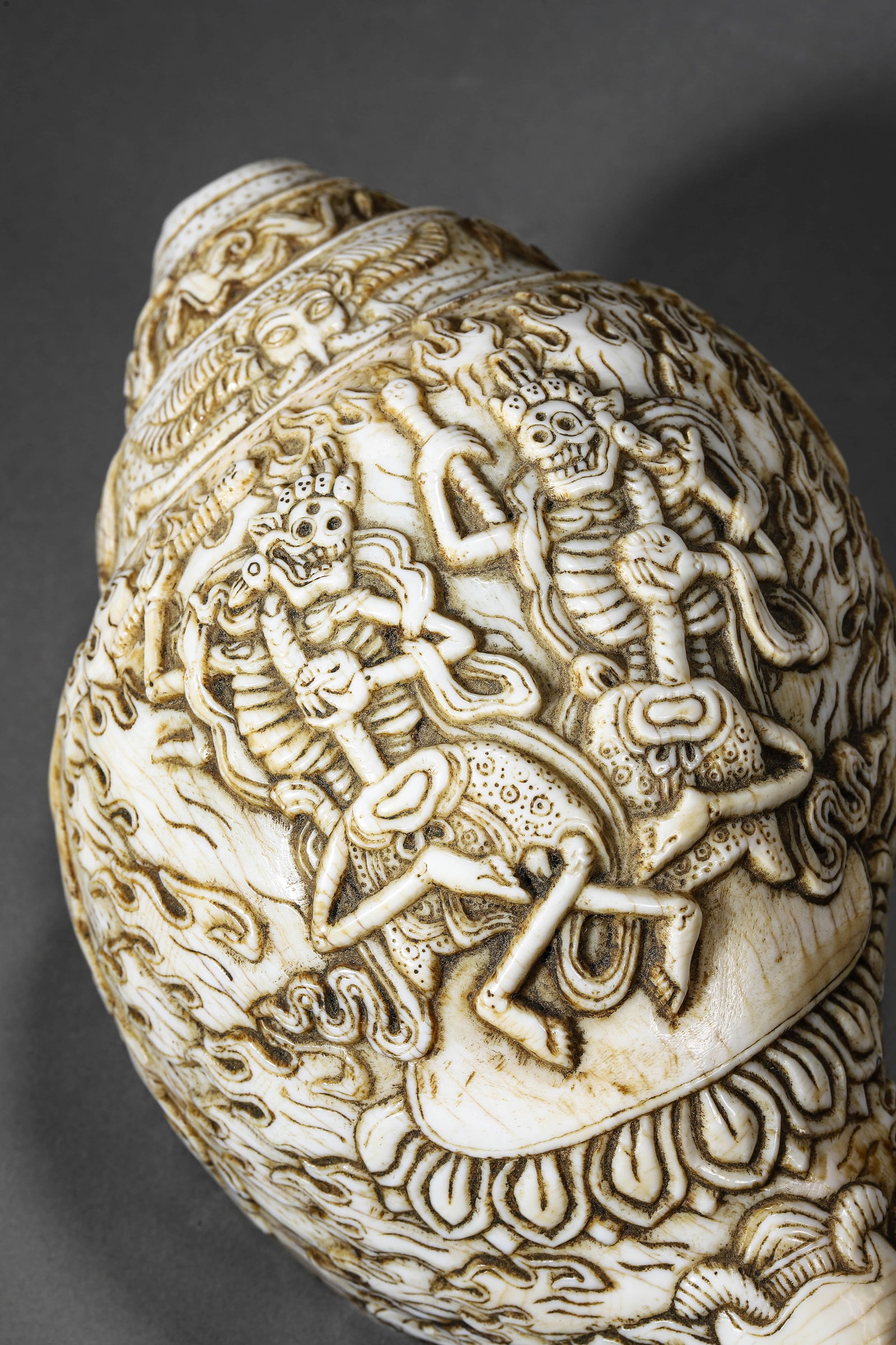 A RELIEF-CARVED CONCH SHELL - 4