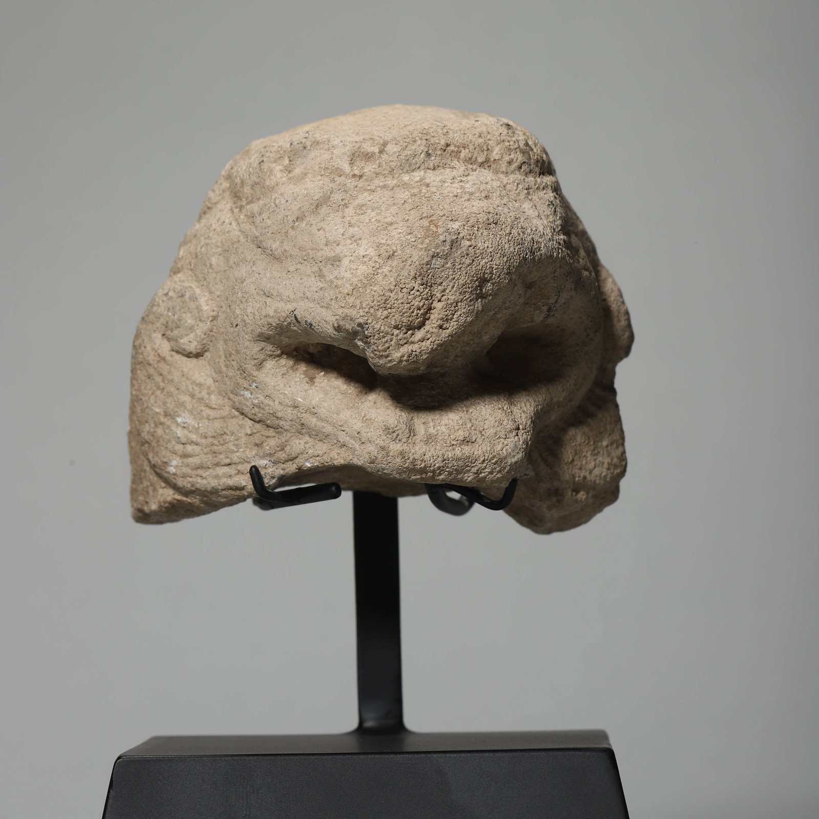 A STONE-CARVED LION HEAD - 3