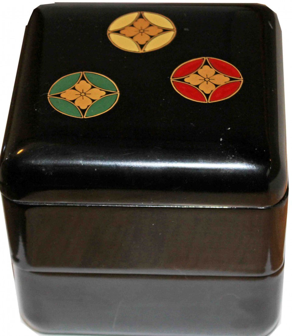 Vintage Japanese Bento Lunch Box: This is a Vintage Black plastic with Lacquer Crests or "Mons" Lunch Box. DIMENSIONS: 4.5 inches square 5 inches high