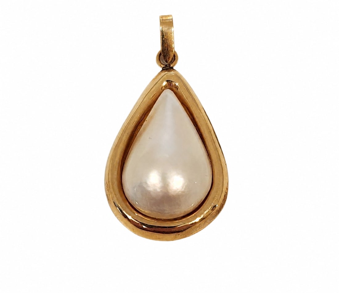 Yellow gold and pearl pendant