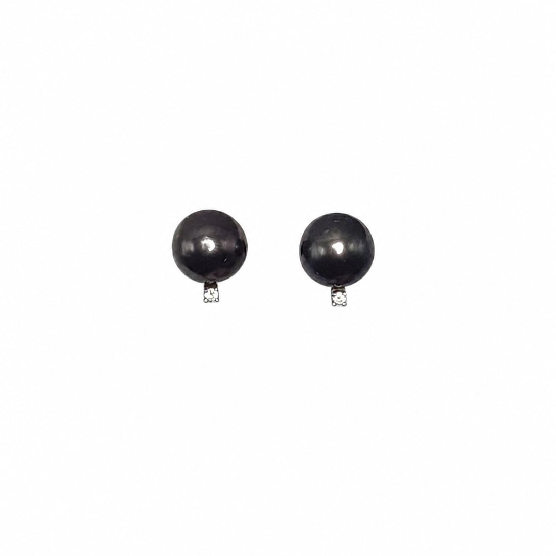 White gold pearl and diamond stud earrings: A 14kt white gold Grayish Black pearls and diamonds stud earrings 10-11mm each pearl , 0.10 cts tw diamonds. (screw back) 4.84 grams. Post of the earrings are slightly bent from use.