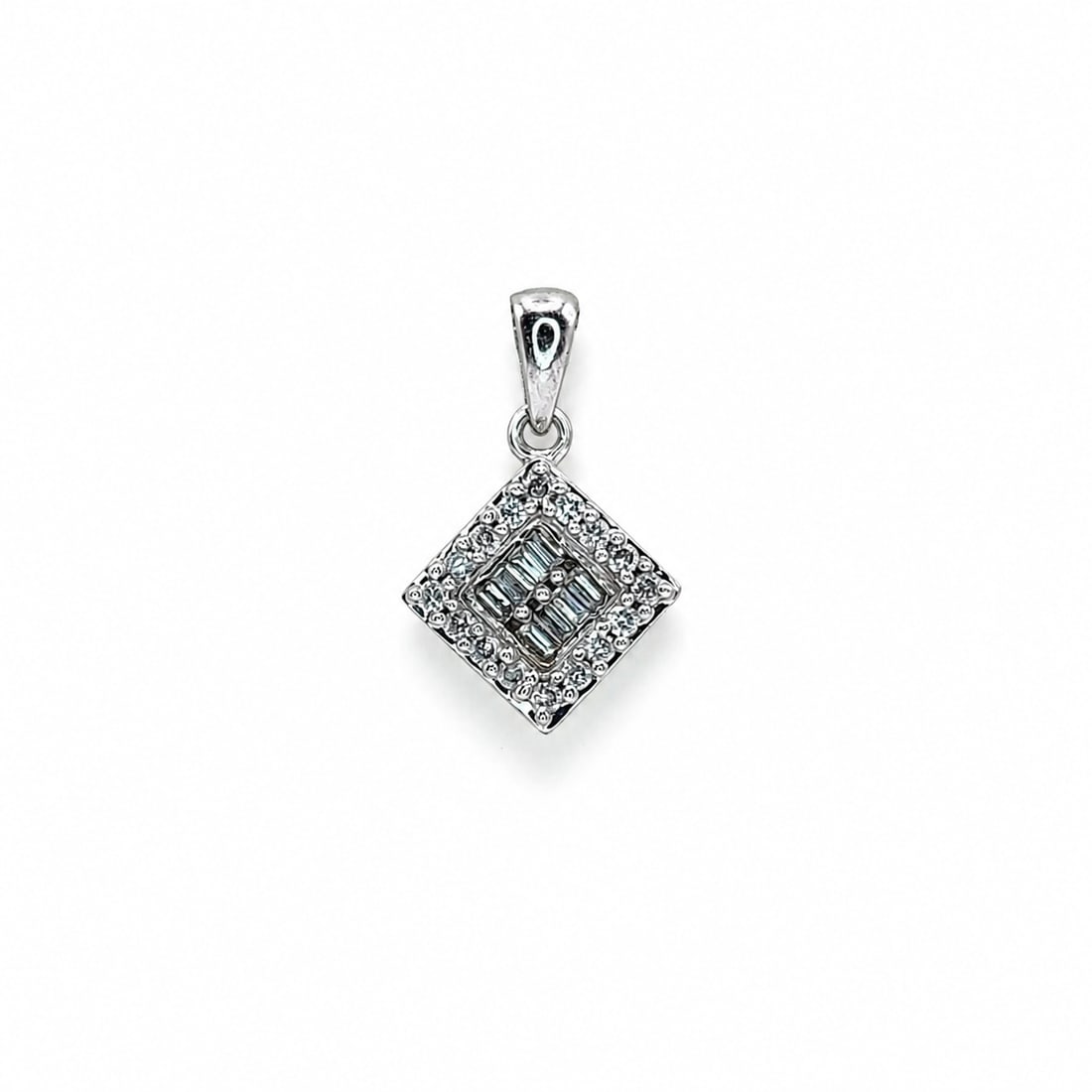 White gold diamond pendant with chain: A 14kt white gold pendant. Diamonds 0.50 ct diamonds 0.90x0.55 inches. 2.92 grams