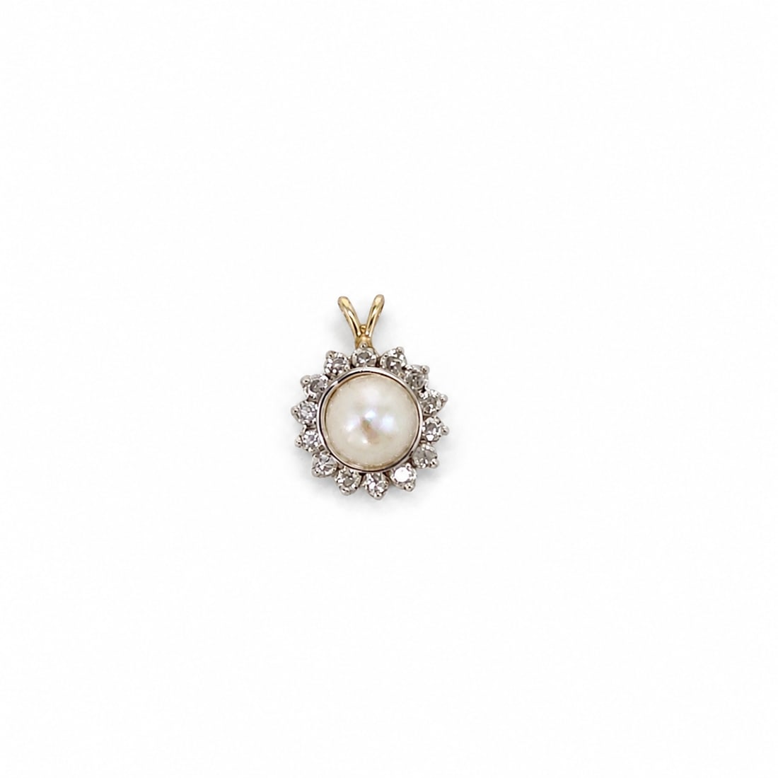 White & Yellow gold pearl diamond Pendant: A 14kt white and yelow gold pendant. White Pearl 7.5 mm. Daimonds .50 G-H colors VS - SI .69x .52 inches . 2.95 grams