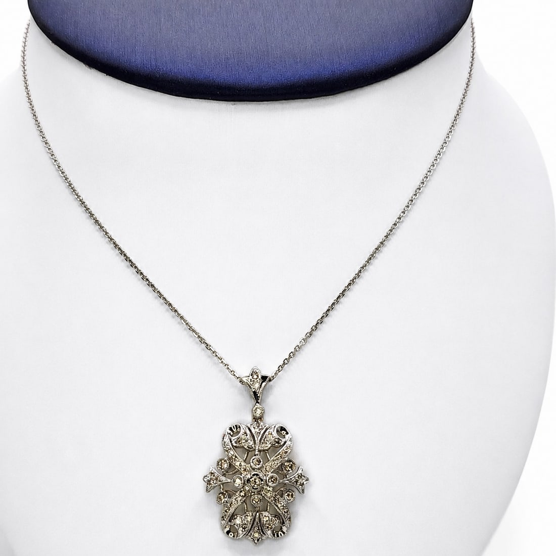 White gold diamond pendant with chain (1 of 4)
