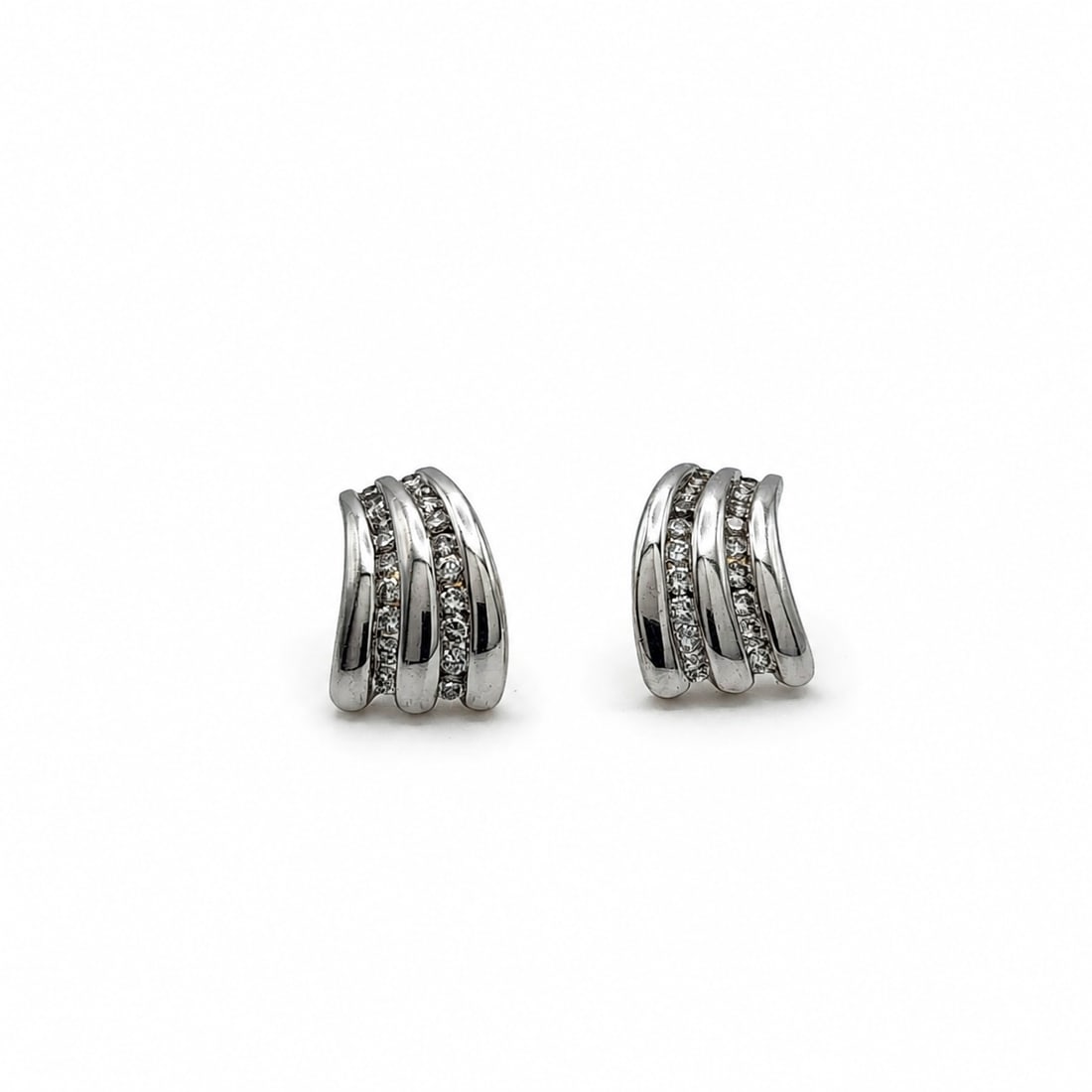 White gold diamond earrings: A 14kt white gold earrings. Diamonds .40cts tw G-H color VS clarity. Backings of earrings are 14kt yellow gold. .55x.37 inches. 4.52 grams. Backing of the earrings are yellow gold.