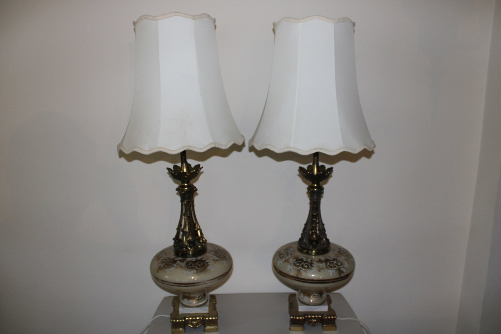 Mid century Chalkware pedestal plant or sculptor stand made by Marwal Industries (1 of 11)