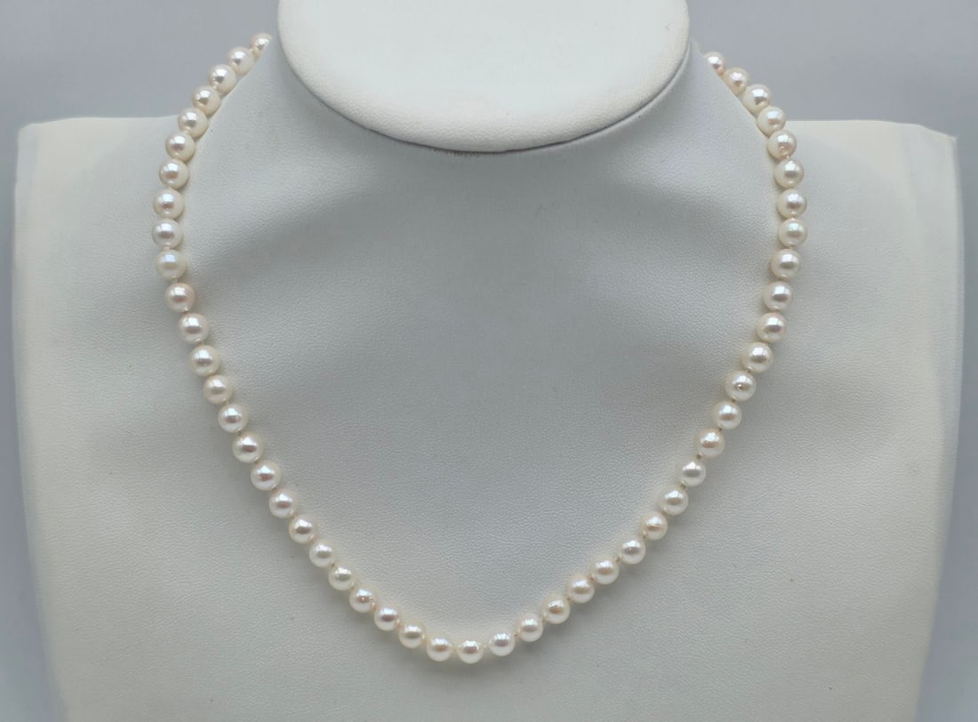 Cultured Akoya Pearl Necklace with 18K White Gold Clasp: Metal: 18K White Gold (750) / Total Item Weight: 21.0 Grams / Length: 43.5 cm / Pearl Type: Cultured Akoya / Pearl Size: 6 to 6.3 mm / Pearl Color: Cream / Pearl Overtone: Rose/Silver-Green / Pearl Lu