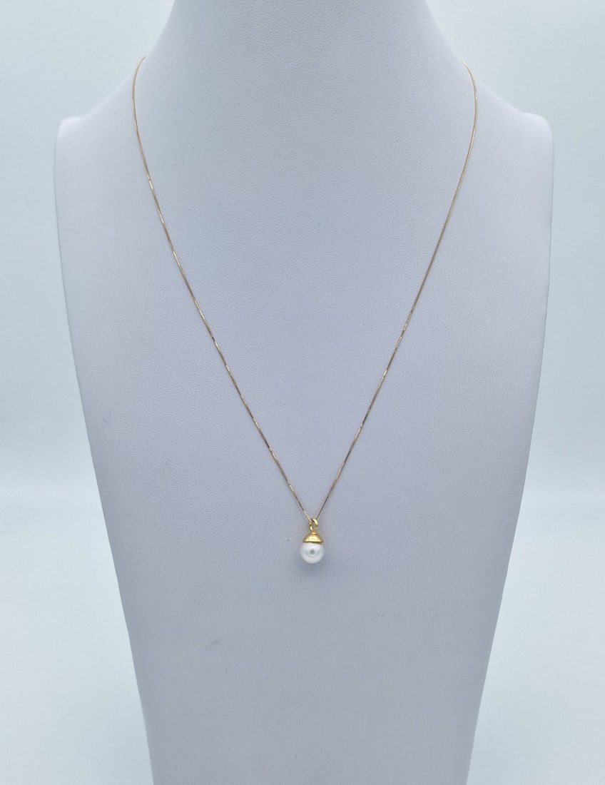 18K Yellow Gold Venetian Chain Necklace with Akoya Pearl Pendant – Made in Italy: Metal: 18K Yellow Gold (750) / Total Item Weight: Approx. 4.00 Grams / Necklace Length: 50 cm / Necklace Style: Venetian Chain / Pendant: Akoya Pearl, 6.5 mm, white color with grey overtones, excellen