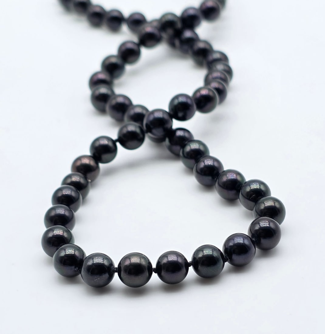 Japanese Black Akoya Cultured Pearl 43 cm Necklace (6 – 6.5 mm) with 18K Yellow Gold Clasp: Metal: 18K Yellow Gold (750) Clasp / Total Item Weight: Approx. 20.00 Grams / Pearl Type: Cultured Black Akoya Pearls / Origin: Japan / Pearl Diameter: 6 – 6.5 mm / Color: Black / Overtones: Green /