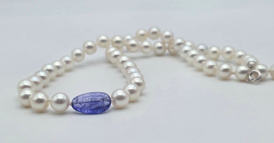 Japanese Akoya Cultured Pearl 42 cm Necklace with Large Natural Tanzanite and 18K White: Metal: 18K White Gold (750) Clasp / Total Item Weight: 26.00 Grams / Centerpiece Gemstone: Natural Tanzanite (Rough/Pebble Cut, approx. 1.5 x 1.3 cm, Total Approx. 45 Carats) / Pearl Type: Cultured Ak