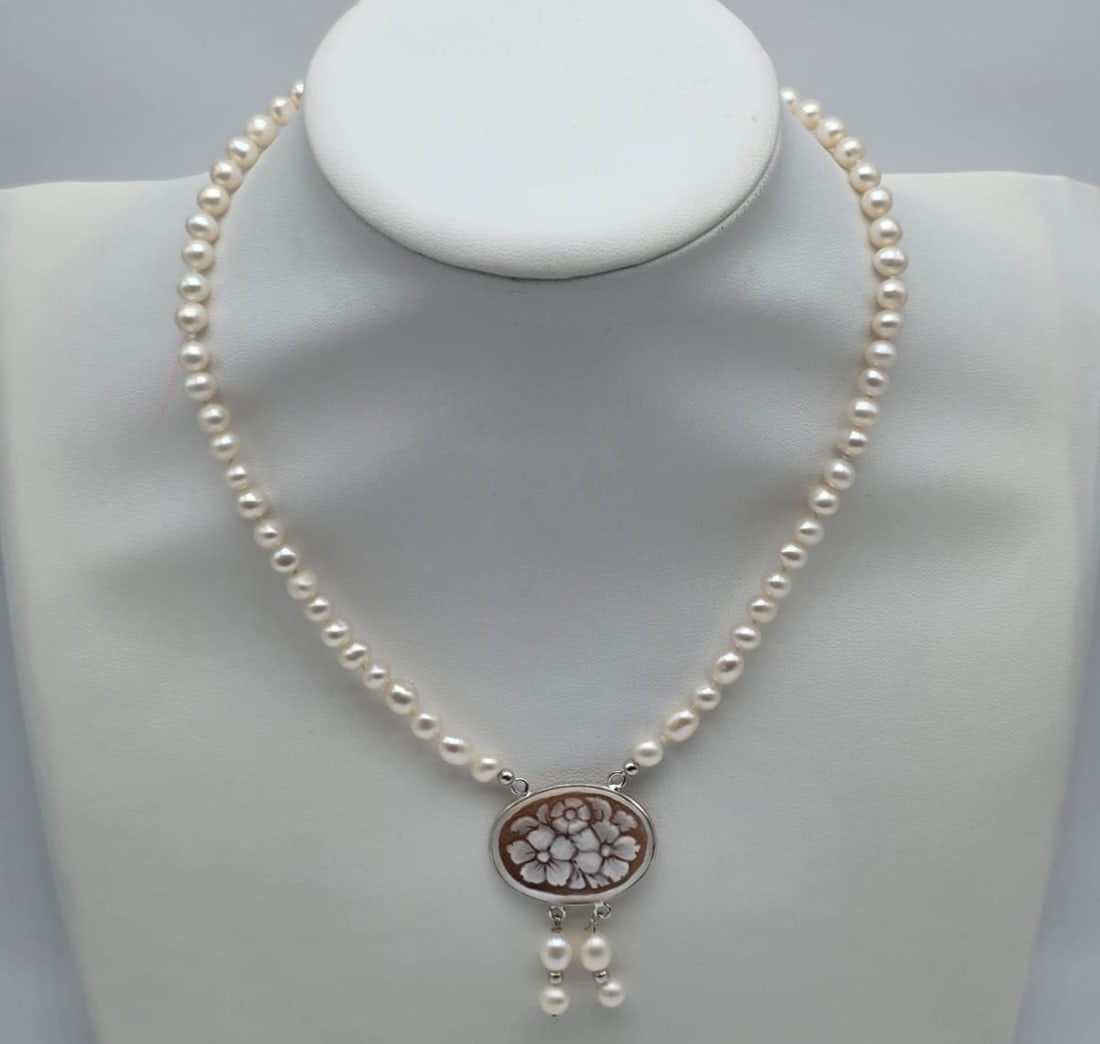 925 Sterling Silver Freshwater Pearl Necklace with Handcrafted Italian Cameo, Torre del Greco: Metal: 925 Sterling Silver / Gemstone: Freshwater Pearls (6 - 6.5 mm) / Pendant: Handcrafted Shell Cameo, Torre del Greco / Length: 43 cm / Total Item Weight: 21.00 Grams / Craftsmanship: Italian arti