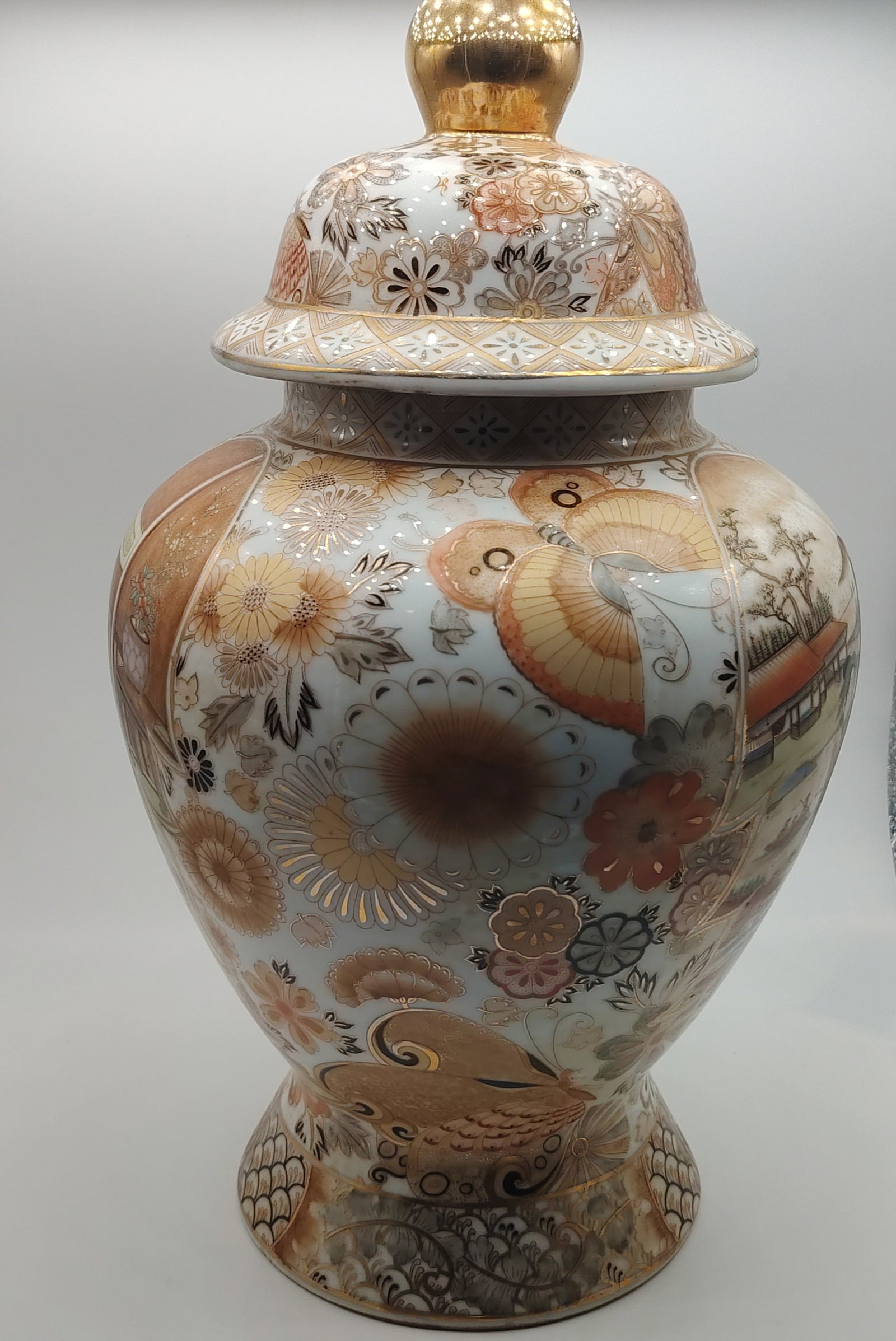 Important Large Handcrafted Chinese Artisan Porcelain Ginger Jar with Cover & Gilt Accents: Important Large Chinese Porcelain Ginger Jar / Height: 42 cm / Origin: Genuine Chinese Artisan Heritage / Craftsmanship: Exquisite handcrafted baluster form featuring a domed cover with a prominent gi