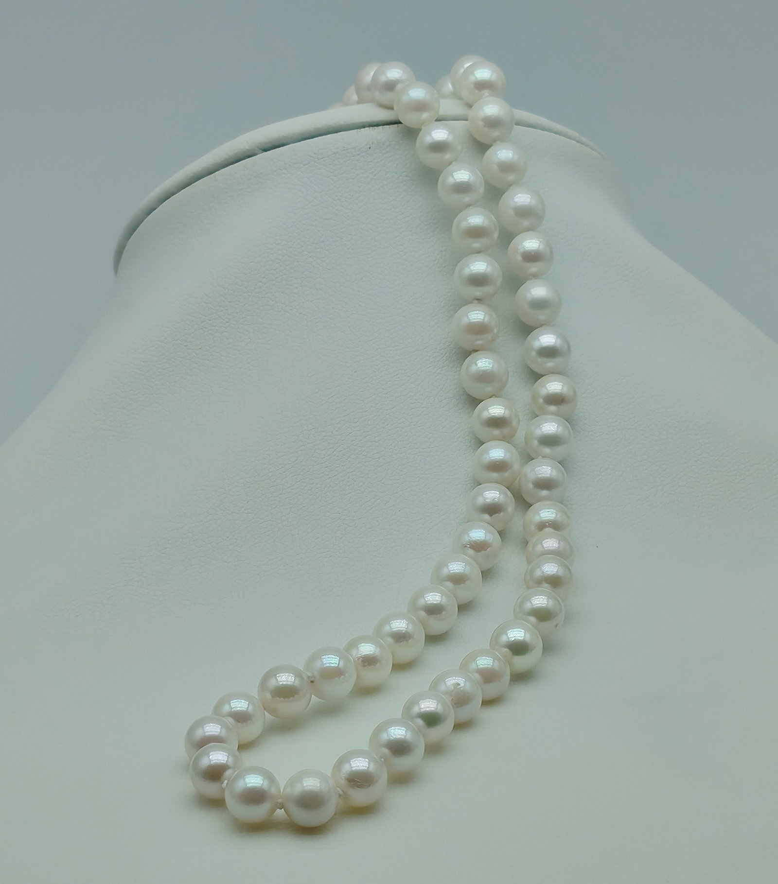 Japanese Akoya Cultured Pearl Necklace - 18kt White Gold Clasp: Japanese Akoya Cultured Pearl Necklace / Pearl Type: Cultured Akoya / Origin: Japan / Length: Approx. 46 cm / Total Weight: Approx. 28 g / Pearl Size / Diameter: Graduated from 6.7 to 7 mm / Color: Wh