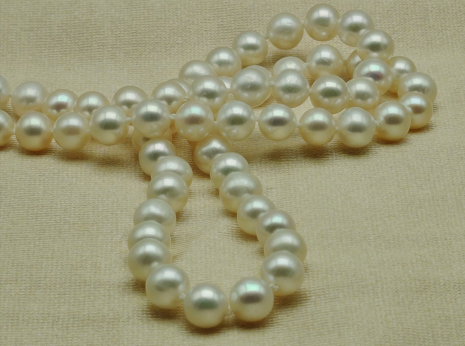 Elegant 6.0-6.2mm Freshwater Cultured Pearl Necklace with 18K Gold-Plated 925 Sterling Silver Clasp: Classic fine jewelry freshwater cultured pearl necklace / Pearl Size: 6.0 to 6.2 mm / Color: White / Luster & Shine: Excellent, with brilliant orient / Length: 43 cm / Total Weight: 21.00 Grams / Clas