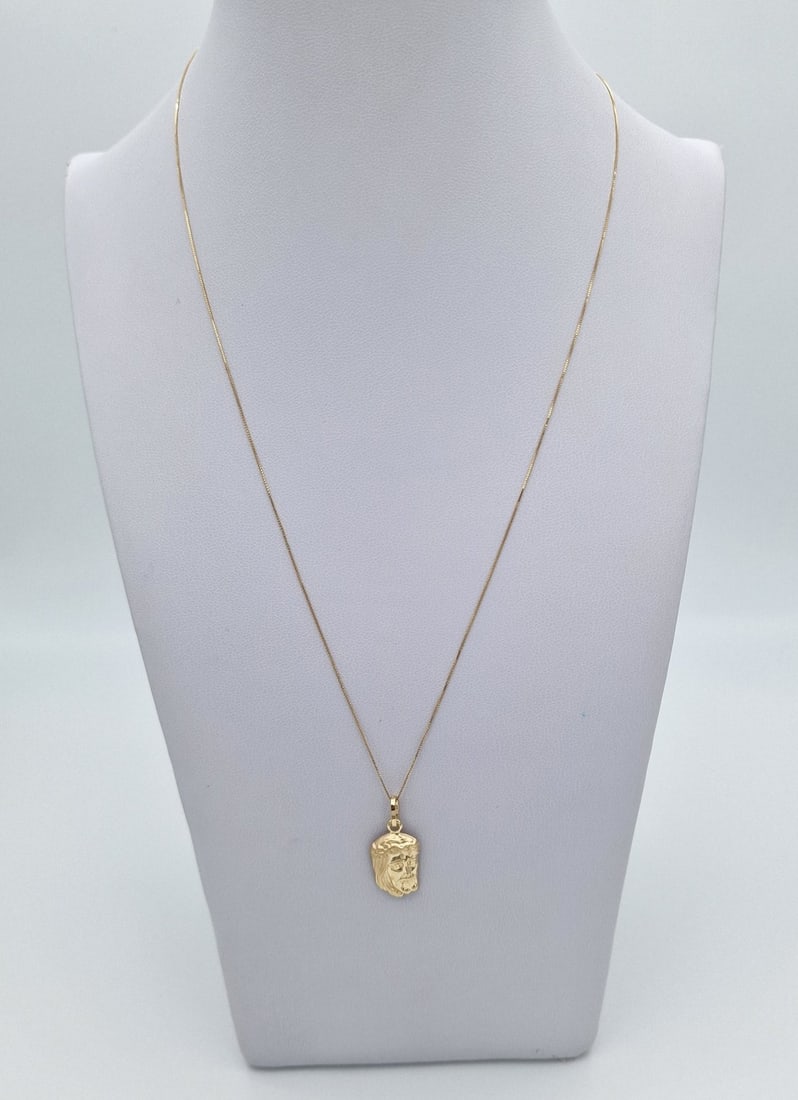 18K Yellow Gold "Holy Face" Pendant Necklace – Made in Italy: Metal: 18K Yellow Gold (750) / Total Item Weight: Approx. 6.60 Grams (combined) / Necklace Length: 50 cm / Necklace Style: Venetian Chain / Pendant Size: 33 x 18 mm / Pendant Subject: Holy Face (Volto