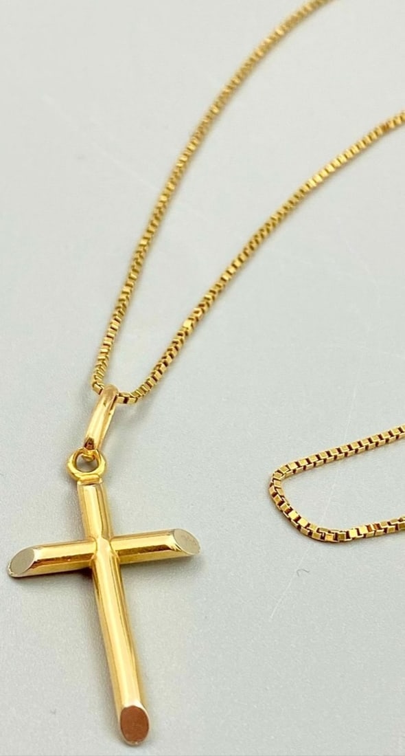 18K Yellow Gold Cross Pendant Necklace – Made in Italy: Metal: 18K Yellow Gold (750) / Total Item Weight: Approx. 9.80 Grams (combined) / Chain Length: 50 cm / Chain Style: Venetian Chain (8 Lah) / Pendant Style: Cross Design / Finish: Polished and Diamond
