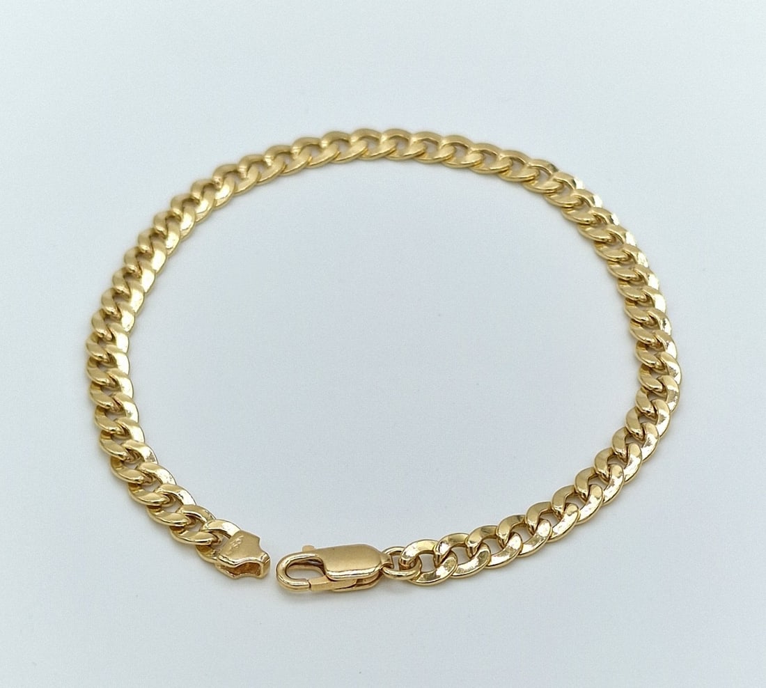 Fine Solid 18K Yellow Gold Hollow Curb Chain Bracelet – Made in Italy: Fine jewelry bracelet / Metal: Solid 18K Yellow Gold (750) / Total Item Weight: Approx. 12.20 Grams / Bracelet Style: Hollow Curb Chain (Grumetta) / Width: 8 mm / Finish: Polished / Craftsmanship: Mad