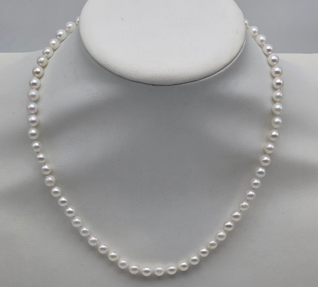 Fine Cultured Akoya Pearl Necklace with Solid 18K Yellow Gold Clasp: Fine jewelry pearl necklace / Metal: Solid 18K Yellow Gold (750) Clasp / Total Item Weight: 17.0 Grams / Length: 42 cm / Pearl Type: Cultured Akoya / Pearl Size: 5.5 to 6 mm / Pearl Color: Cream / Pea