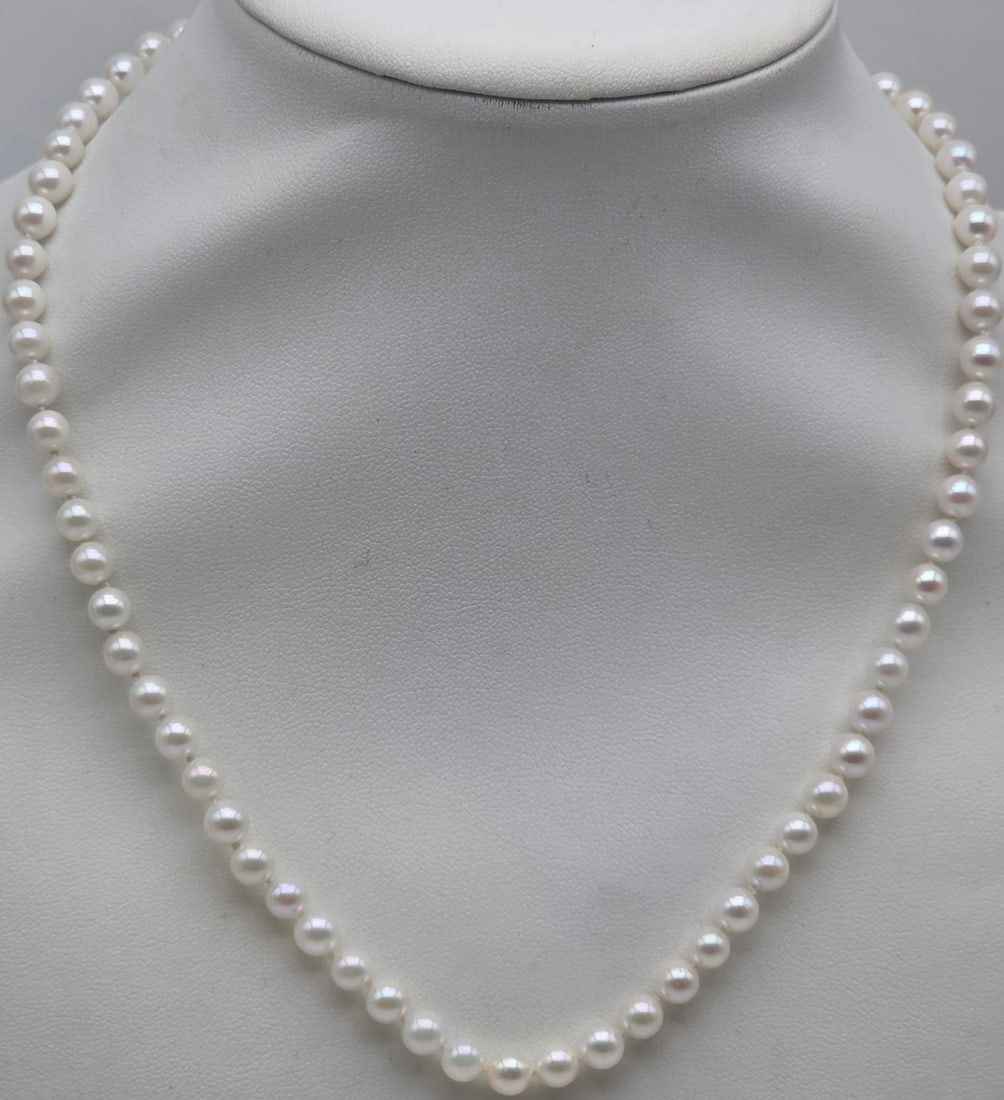 Fine Cultured Akoya Pearl Necklace with Solid 18K White Gold Clasp: Fine jewelry pearl necklace / Metal: Solid 18K White Gold (750) Clasp / Total Item Weight: 15.0 Grams / Length: 43 cm / Pearl Type: Cultured Akoya / Pearl Size: 5 to 5.5 mm / Pearl Color: White / Pear