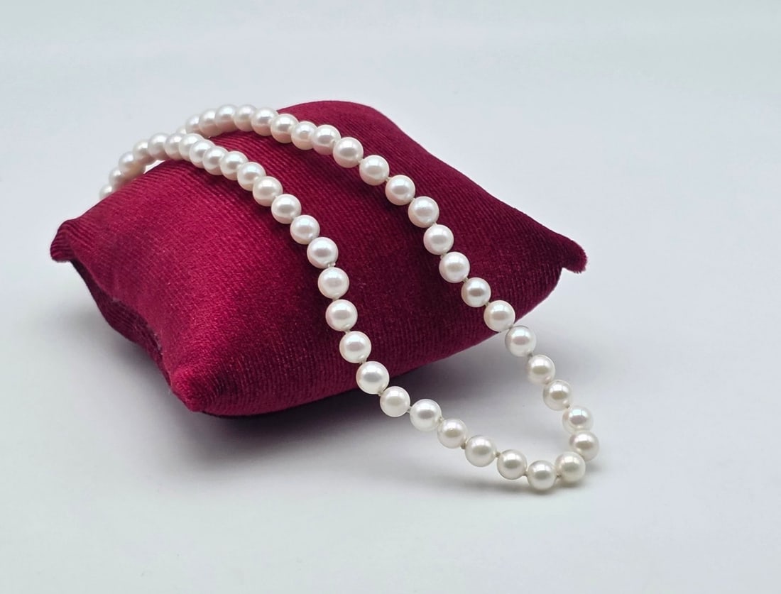 Fine Cultured Akoya Pearl Necklace (6–6.5 mm) with Solid 18K White Gold Clasp: Fine jewelry pearl necklace / Metal: Solid 18K White Gold (750) Clasp / Total Item Weight: 23.0 Grams / Length: 46 cm / Pearl Type: Cultured Akoya / Pearl Size: 6 to 6.5 mm / Pearl Color: Cream / Pear