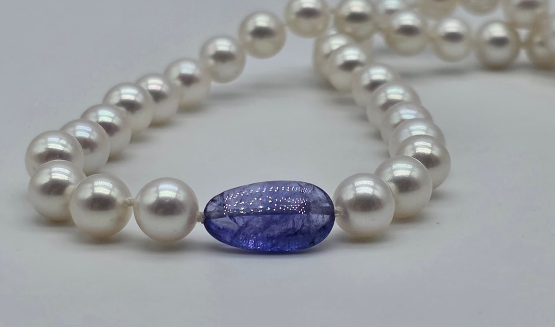 Akoya Cultured Pearl Necklace with Large Natural Tanzanite (6.5–7 mm) with Solid 18K White Gold: Fine jewelry pearl and gemstone necklace / Metal: Solid 18K White Gold (750) Clasp / Total Item Weight: 26.00 Grams / Centerpiece Gemstone: Natural Tanzanite (Rough/Pebble Cut, approx. 1.5 x 1.3 cm, T