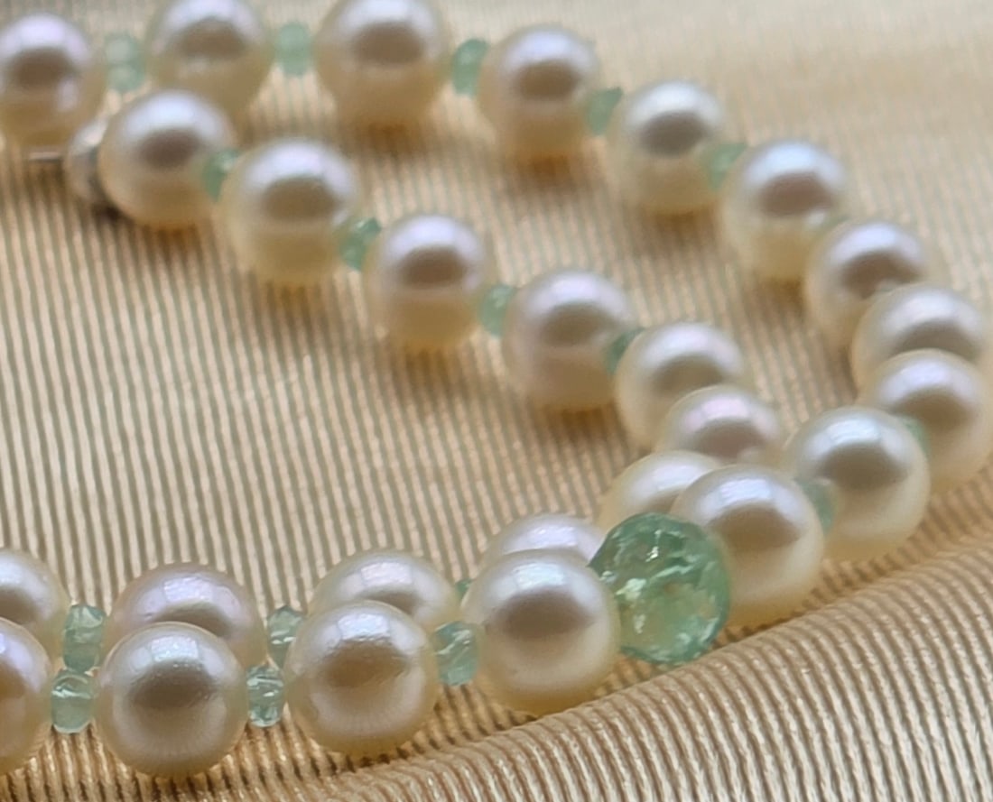 Akoya Pearl and Natural Emerald Necklace (6.5–6.8 mm) with Solid 18K White Gold Clasp: Akoya Pearl and Natural Emerald Necklace / Metal: 18K White Gold / Total Item Weight: 20 Grams / Length: 43.5 cm / Pearl Type: Cultivated Akoya / Pearl Size: 6.5 to 6.8 mm / Pearl Bodycolor: Cream / P