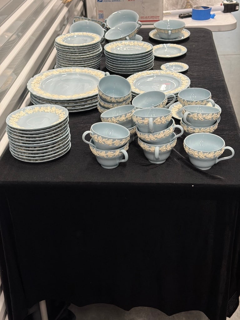 72-Pc Wedgwood Embossed Queen's Ware Blue & Cream Grapevine Dinner Service LF (1 of 20)
