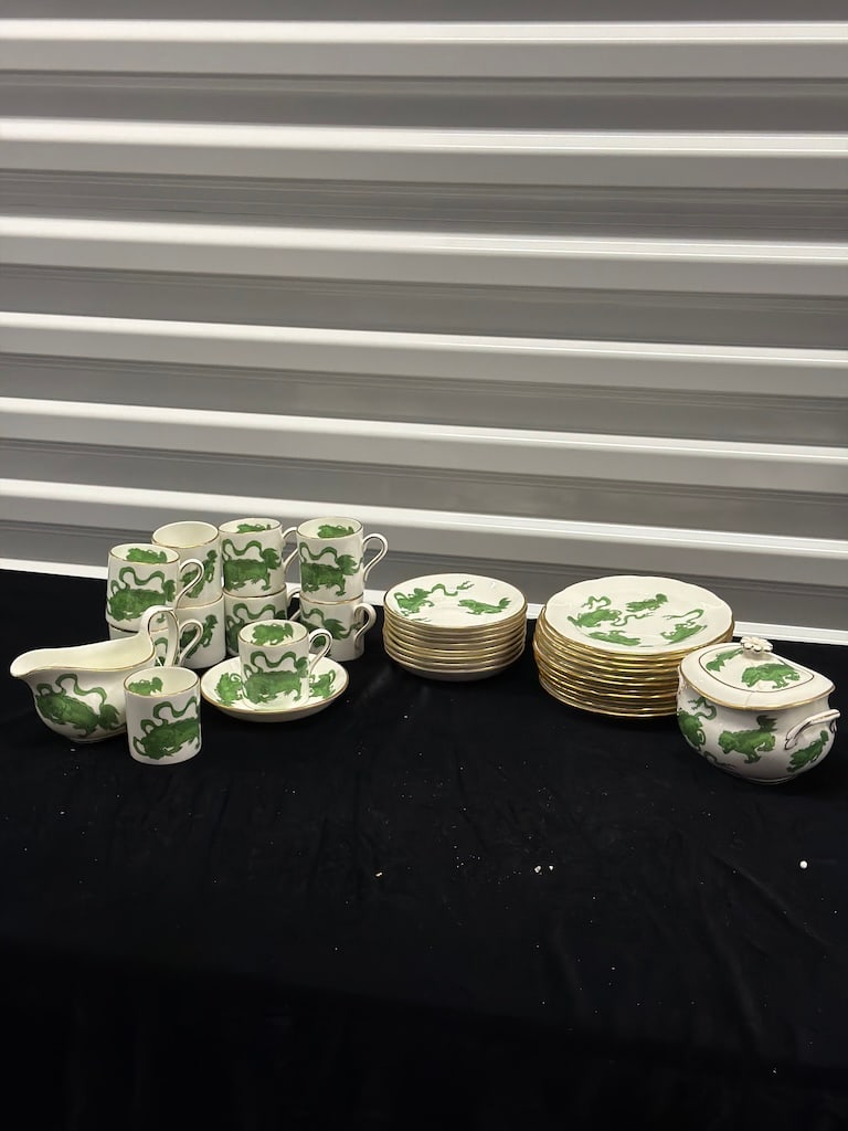 32-Piece Wedgwood "Chinese Tigers Green" Williamsburg Bone China Partial Service LF (1 of 9)