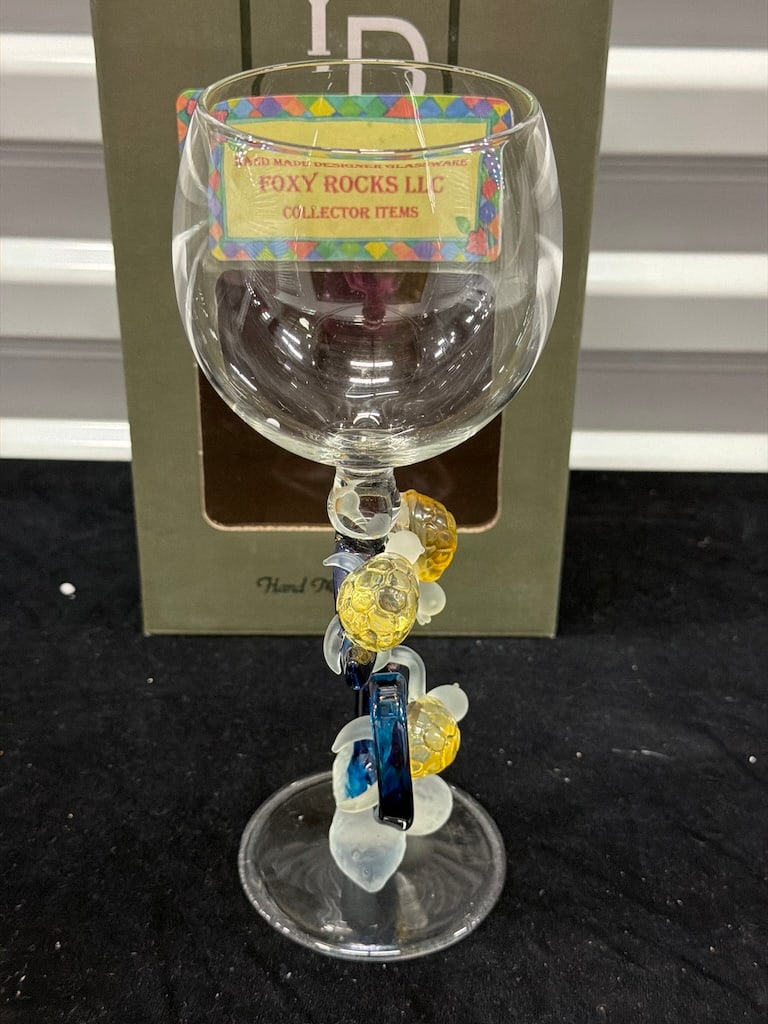 Decorative hand blown wine glass LF 327: Decorative hand blown wine glass