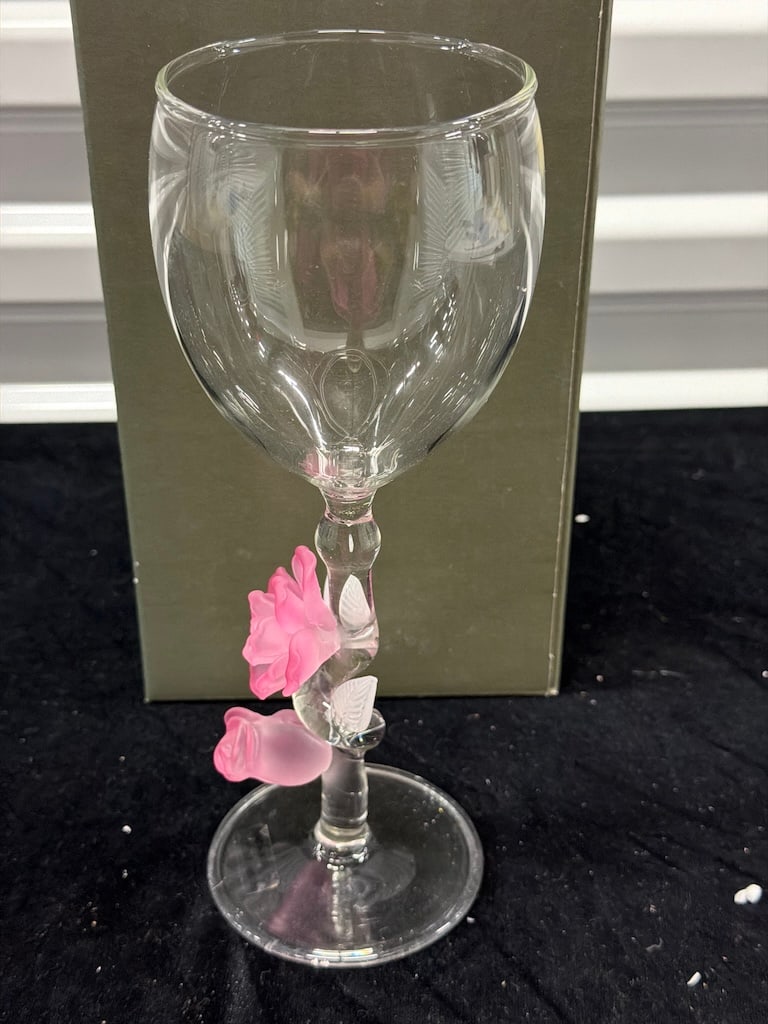 Decorative hand blown wine glass LF 334: Decorative hand blown wine glass