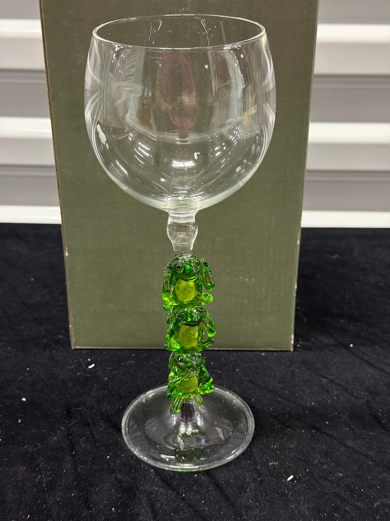 Decorative hand blown wine glass LF 337: Decorative hand blown wine glass
