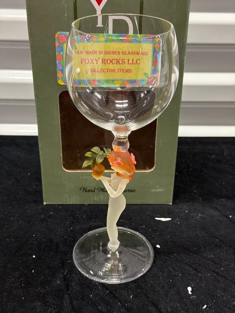 Decorative hand blown wine glass LF 340: Decorative hand blown wine glass
