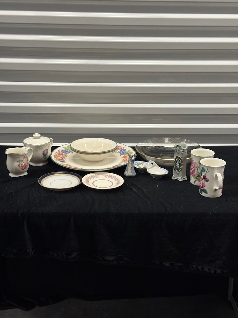 Mixed Vintage Porcelain & Fine China Collection incl. Roy Kirkham England LF: Eclectic approximately 14-piece collection of vintage and decorative porcelain and fine china tableware featuring assorted floral and traditional patterns. The grouping includes two Roy Kirkham Fine B