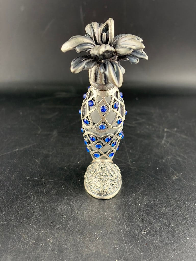 Vintage Style Jeweled Pewter & Frosted Glass Pineapple Perfume Bottle: An ornate, vintage-style miniature decorative perfume bottle designed with a figural pineapple motif. The inner vessel is crafted from clear or frosted satin glass, encapsulated by a heavy antiqued si