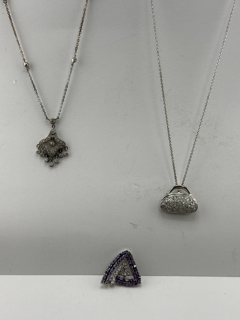 Lot of 3 Vintage Necklaces LF O22 (1 of 9)