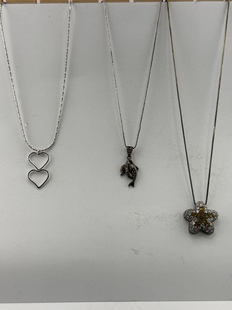 Lot of 3 Vintage Necklaces LF O23 (1 of 9)