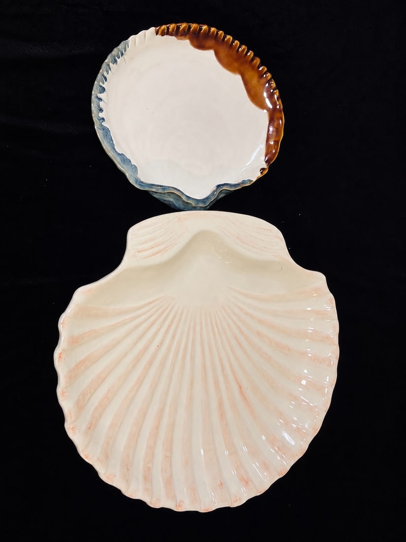 Vintage Shell-Shaped Ceramic Plates Set: Vintage Shell-Shaped Ceramic Plates This set includes ceramic plates in shell shapes, featuring a mix of creamy white and blue tones with distinctive ridges and a glossy finish.