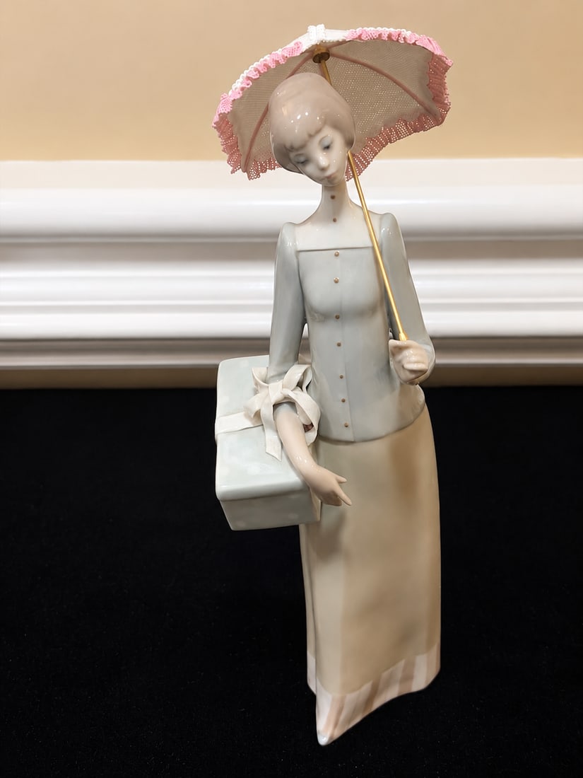 Vintage Lladró Porcelain Lady with Parasol & Gift Box Figurine – Spain (1 of 5)
