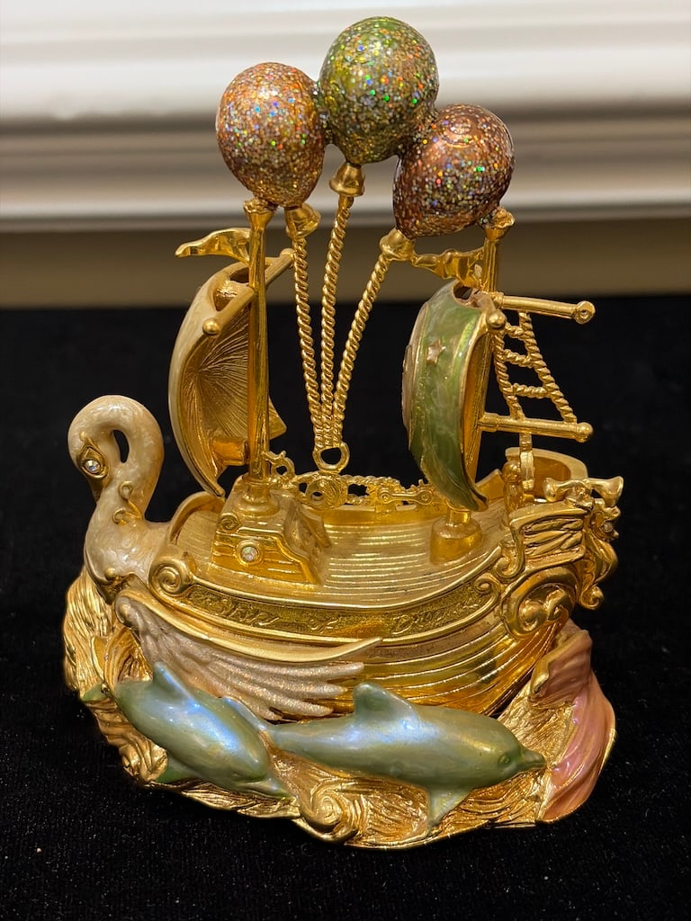 Vintage Kirk’s Folly “Dream Boat” Jeweled Swan, Dolphin & Balloon Fantasy Trinket Box: "Kirk’s Folly “Dream Boat” Jeweled Swan, Dolphin & Balloon Fantasy Trinket BoxElaborate Kirk’s Folly “Dream Boat” fantasy collectible featuring a gold-tone swan-form vessel surroun