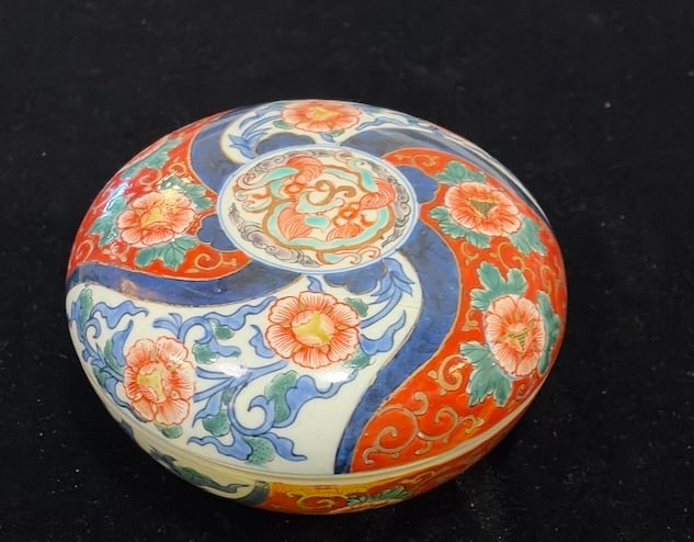 Japanese Imari-Style Porcelain Covered Box – Signed (1 of 6)