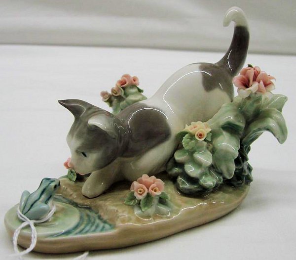 Lladro Figurine: "Kitty Confrontation" #1442. 3.5" : Lladro Figurine: "Kitty Confrontation" #1442. 3.5" Height. Auction Estimate $150-300.