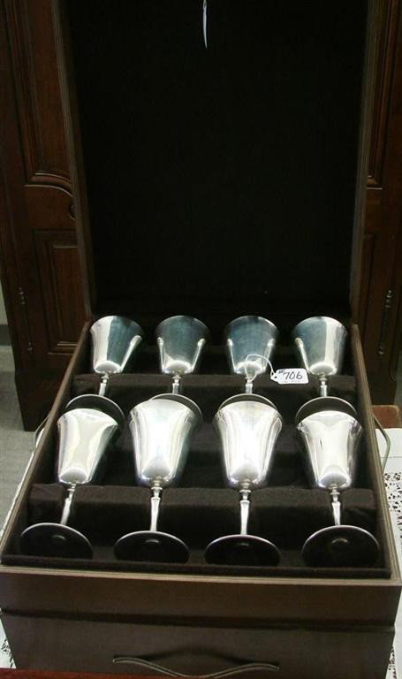 Set of 16pcs Silver Plate by E.L. de Uberti, Italy: Set of 16pcs Silver Plate by E.L. de Uberti, Italy. This Mid Century Modern Set includes 8 Water Goblets and 8 Sherbets by De Uberti, Italy. Comes with Original Wooden Presentation Case. Auction Estim
