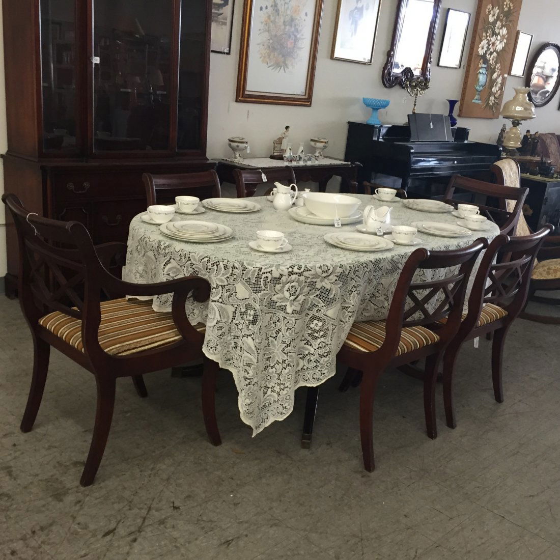 Exquisite Duncan Phyfe Dining Table & 6 Chairs: Exquisite Duncan Phyfe Dining Table & 6 Chairs - Mohagany. Comes with 1 Leaf and Protector Pads for Top. See also Lot 541. Auction Estimate: $400-500.