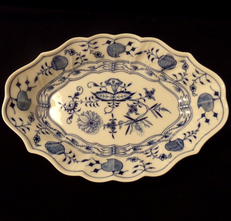 Meissen Blue Onion Oval Bowl Pre-1888 Swords Mark: Meissen Blue Onion Oval Bowl Pre-1888 Crossed Swords Mark 10.25"l x 1.25"h.