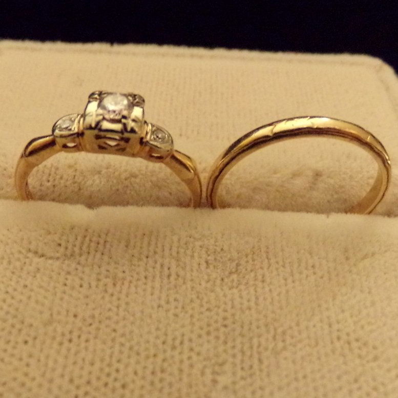 Antique 14k Gold Diamond Wedding Set Sz 4.5: Antique 14k Diamond Wedding Set, Size 4.5. The engagement ring in this antique / vintage set has a raised diamond in the center with a diamond on either side. Comes w/ matching wedding band. 14k yello