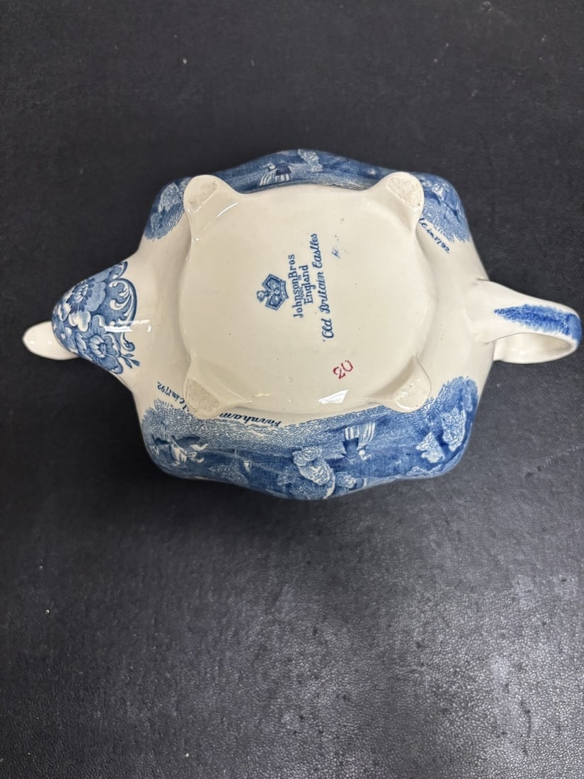 Vintage Johnson Brothers Teapot: Vintage Johnson Brothers Old Britain Castles footed teapot Farnham Castle. measures 9" x 6"